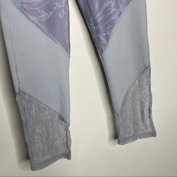 Fabletics Mid-Rise Mesh Powerhold Capri Bloomfield - Picture 4 of 10